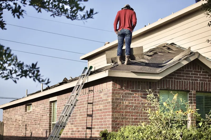 Professional roofer working on a residential roof in La Cuesta